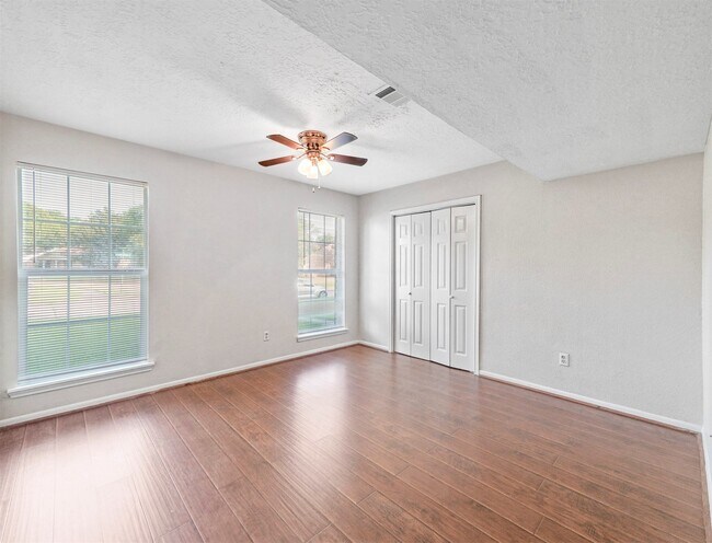 Building Photo - 817 Willow Creek Dr