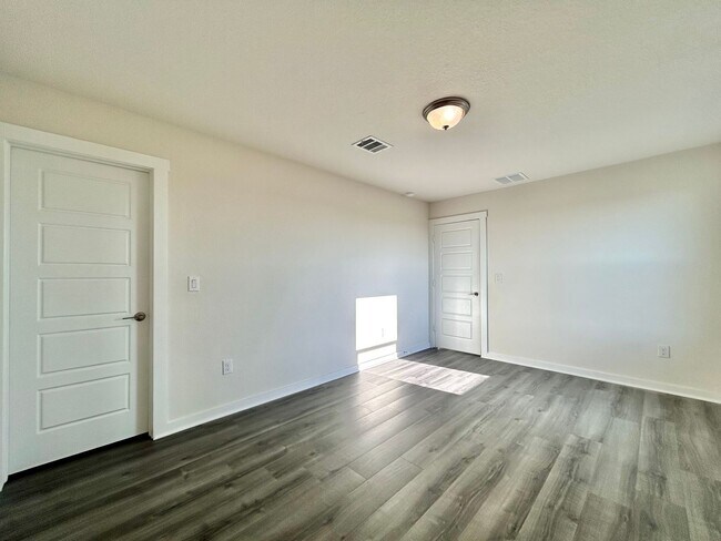 Building Photo - Spacious 4/BR 3/BA Home with Modern Upgrades