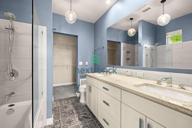 Building Photo - 3 Bed 2.5 Bath End Unit Townhome is Available for Rent!