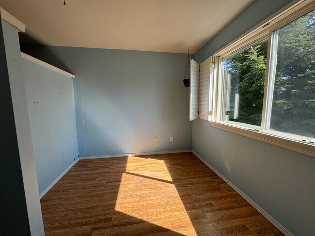 Building Photo - Beautiful 3 bedroom, 2.5 bathroom home in ...