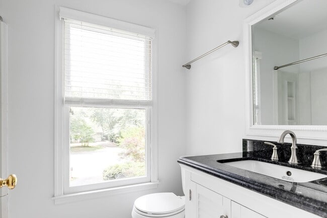 Building Photo - Beautiful 3 bedroom 2.5 bath in Woodlake