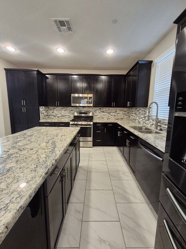 Building Photo - Gorgeous 4bd/2.5ba Two Story Home In Roseville!