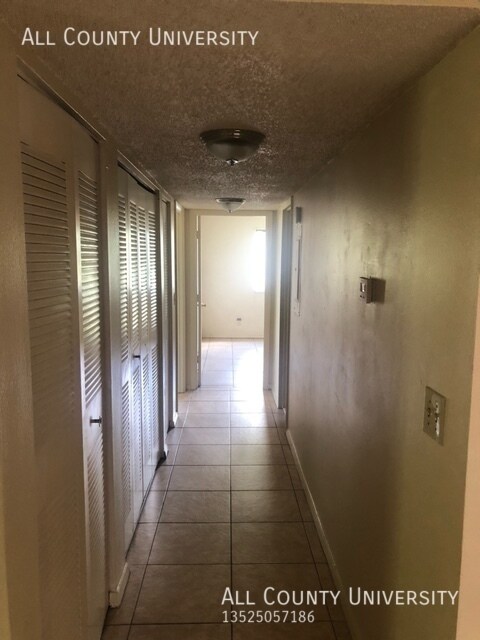 Building Photo - The Oaks Condo