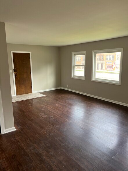 Building Photo - 1050 W Touhy Ave