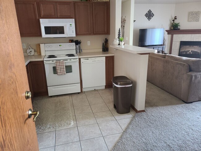 Building Photo - 1 Bed, 1 Bath 930 Sq Ft 2nd Floor