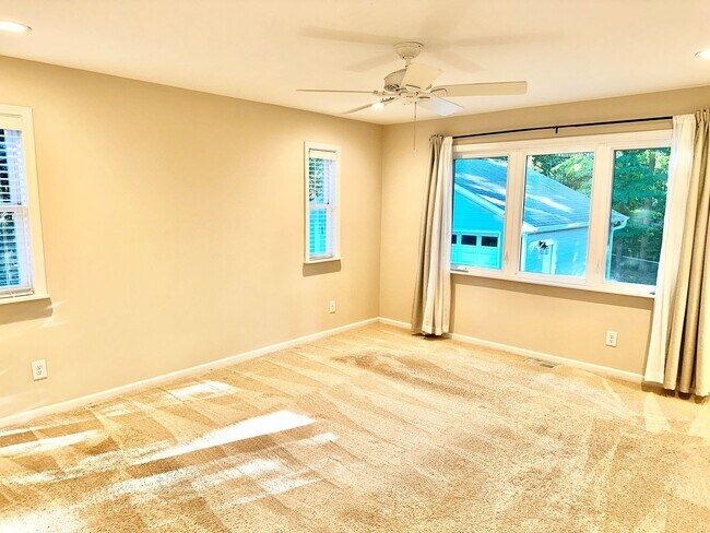 Building Photo - Magnificant 4BD, 3BA Home in Highly Sought...