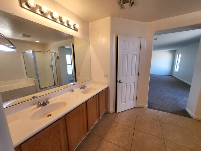 Building Photo - Affordable 5 Bedroom Living in Growing Maricopa