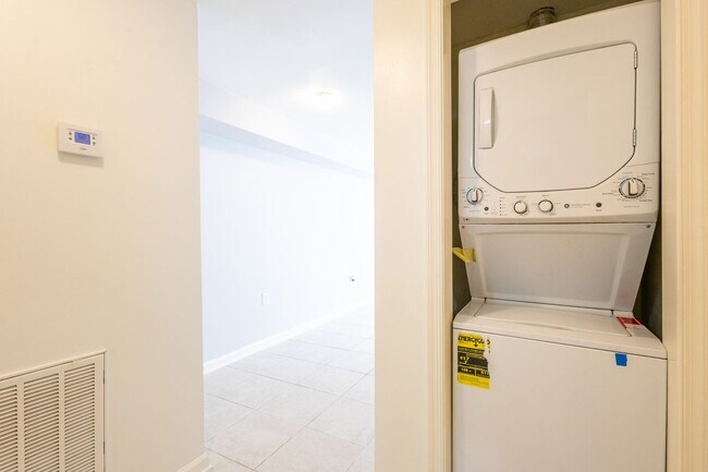 Building Photo - Charming 2 BR/1 BA Apartment in Washington...