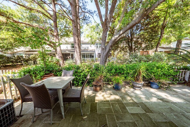 Building Photo - 7988 Shadow Oak Dr