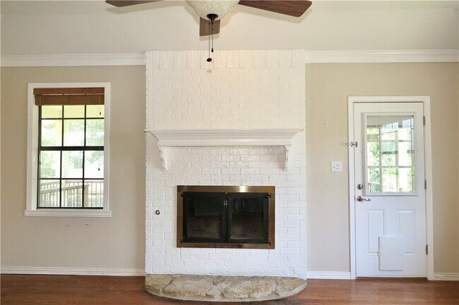 Building Photo - 201 Norwood St W