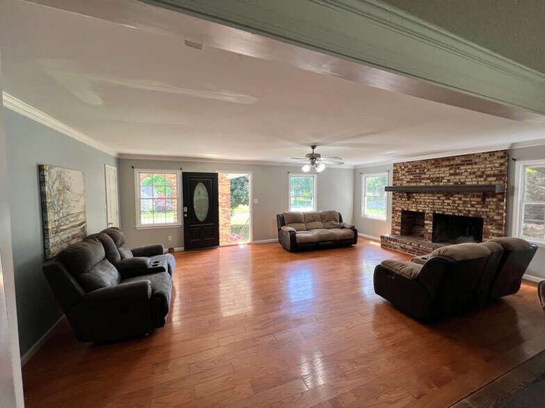 Building Photo - 1240 Shady Oak Trail