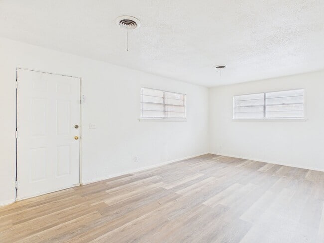 Building Photo - 3319 Teckla Blvd