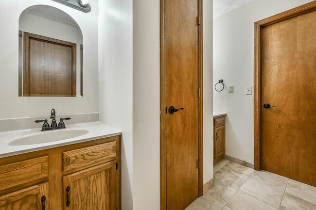 Building Photo - 1108 Redwood Dr