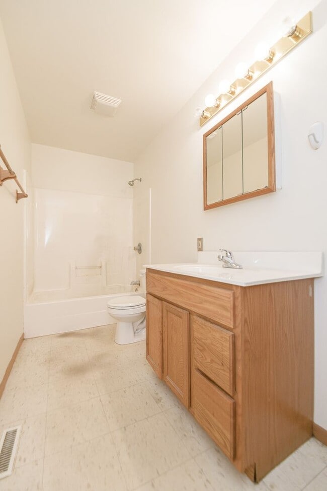 Building Photo - 2 bed 1.5 bath Townhouse in Chesterton