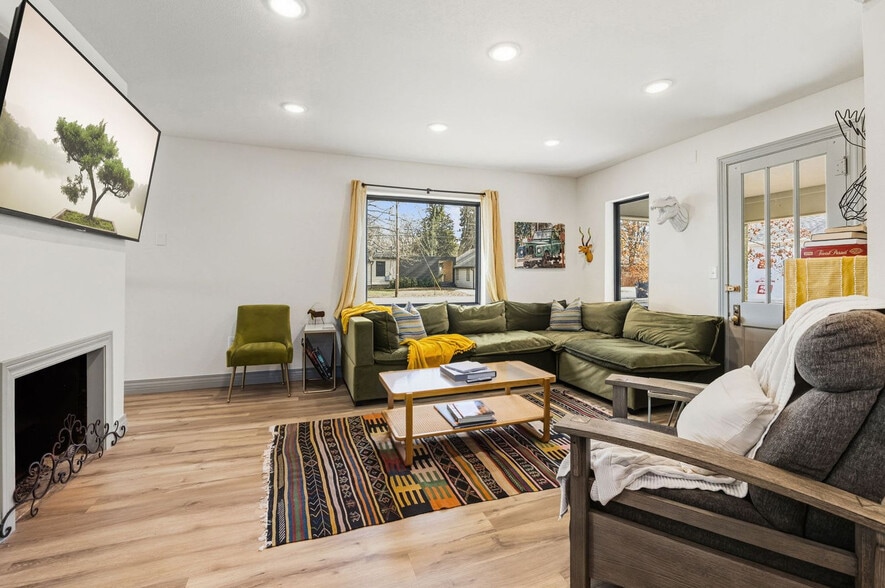 Building Photo - 302 S Shiloh St