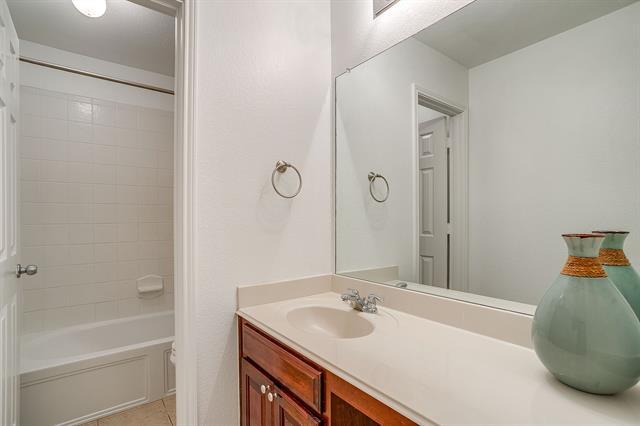 Building Photo - 15712 Landing Creek Ln