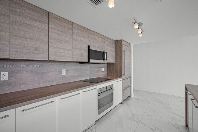 Building Photo - 400 Sunny Isles Blvd