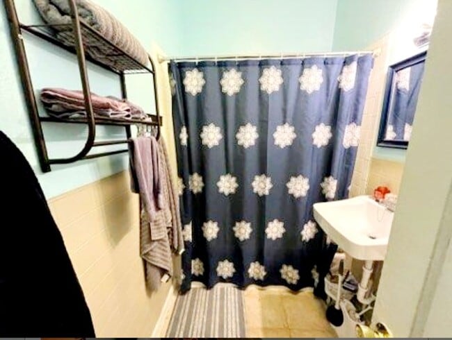 Building Photo - Single Family Home with Garage | Avail. Oc...