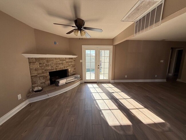 Building Photo - Beautiful Remodeled Craftsman Home - RENT ME!