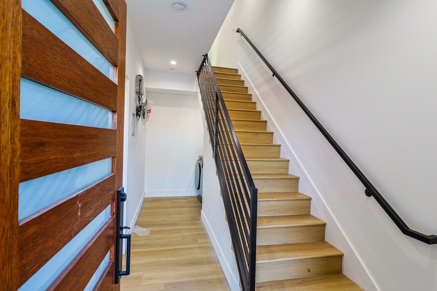 Building Photo - 4848 W 17th St