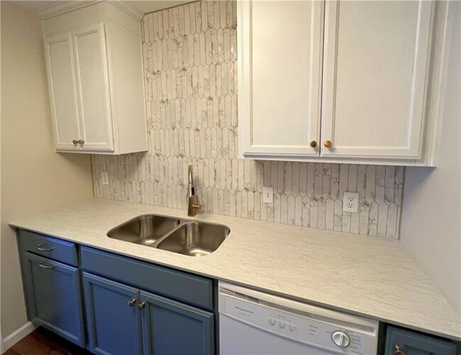 Building Photo - 111 S Island Square Dr