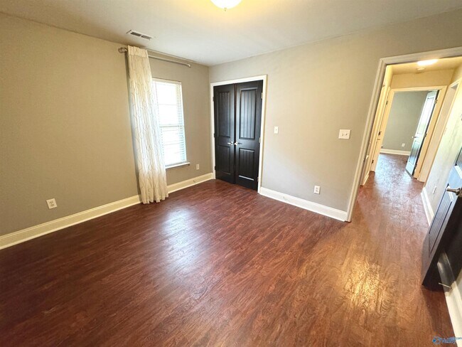 Building Photo - 105 Oak Shade Dr