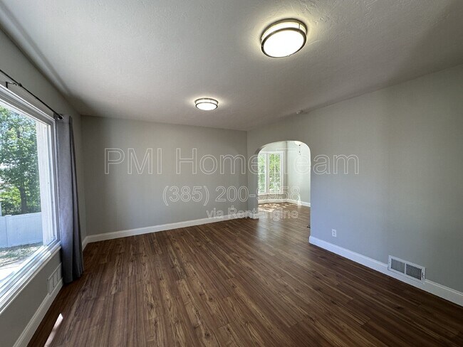 Building Photo - 33 Sylvia Dr