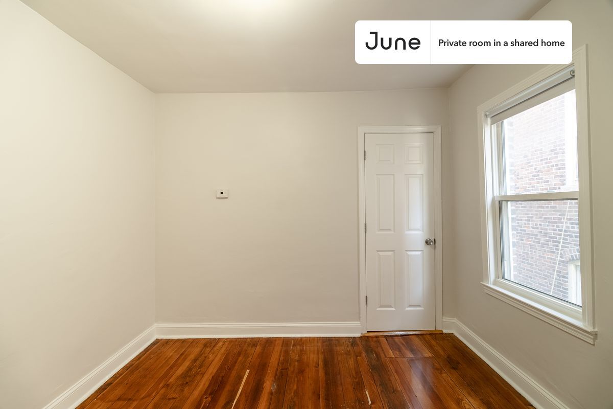 Building Photo - Private bedroom in 4 bed/1 bath Home