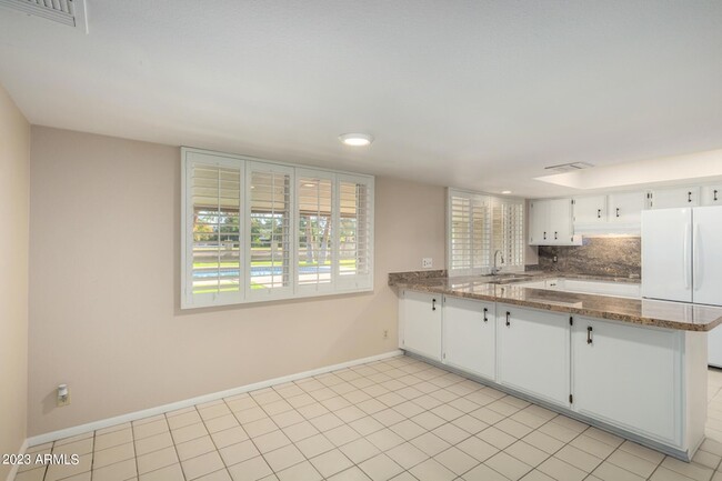 Building Photo - 14609 N Coral Gables Dr