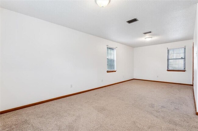 Building Photo - 504 Farnell Ln
