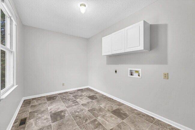 Building Photo - Spacious 3 Bedroom and 2.5 Bathroom