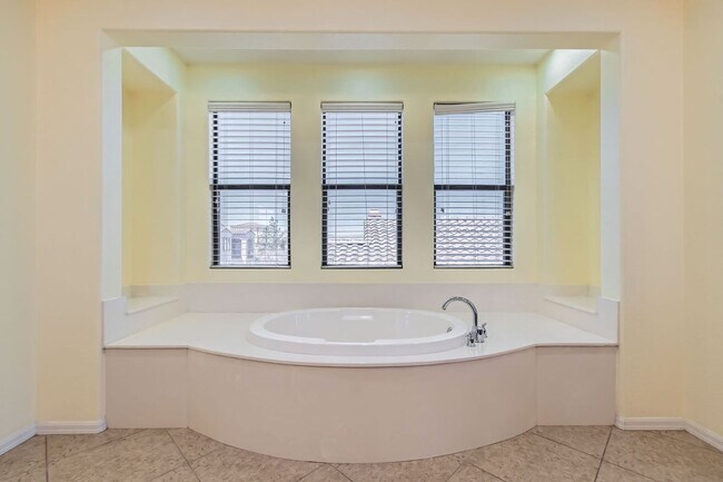 Building Photo - Beautiful 3 bedroom in Tuscany  community