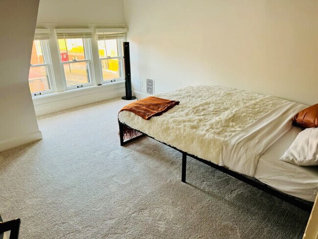 Building Photo - 309-311 West 4th Avenue-SI ID1265639P