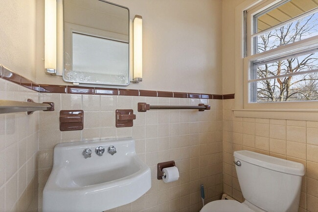 Building Photo - 340 Crown Point