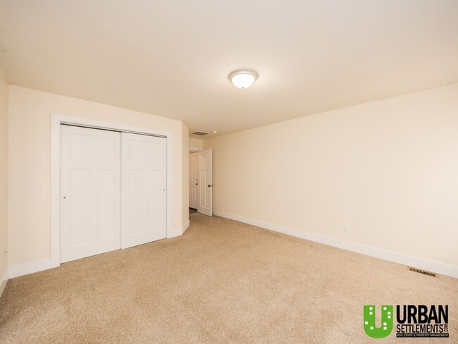 Building Photo - 9820 E Knox Ave