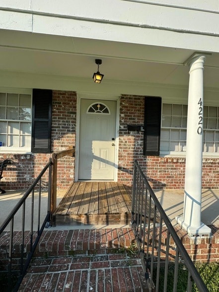 Building Photo - 4220 Oakridge Dr