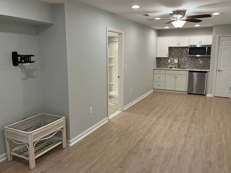 Bathroom, eating area, kitchenette - 2039 Coast Guard Dr