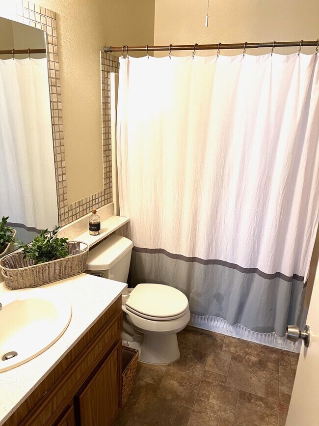Building Photo - 2 Bedroom 2 Bath Sanctuary!