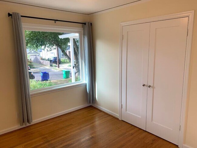 Building Photo - Impecable Remodel of Historic Eastmoreland Gem