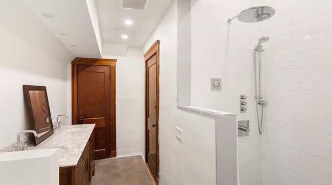 Building Photo - 92 Litchfield St