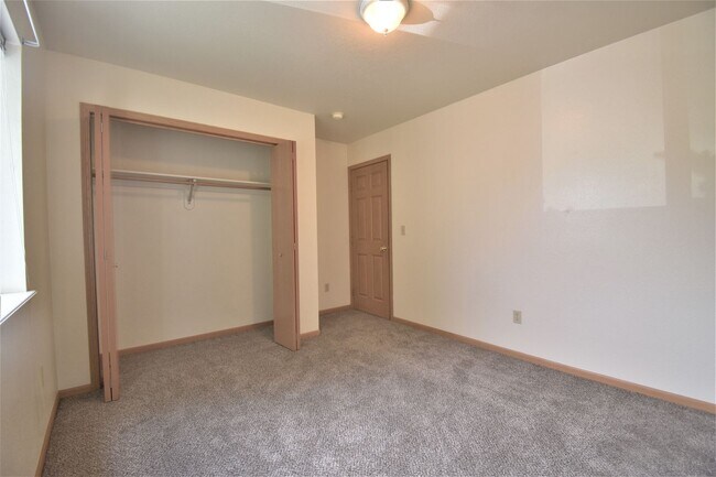 Building Photo - 2Bed with OFFICE and DETACHED GARAGE! Grea...