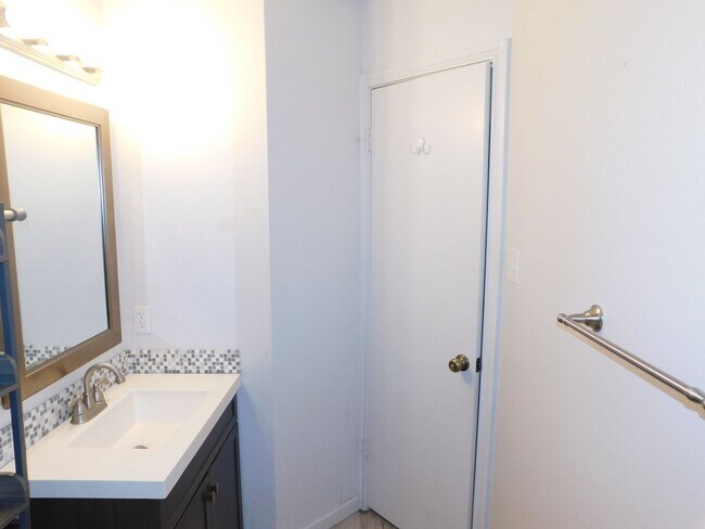 Building Photo - Creekside