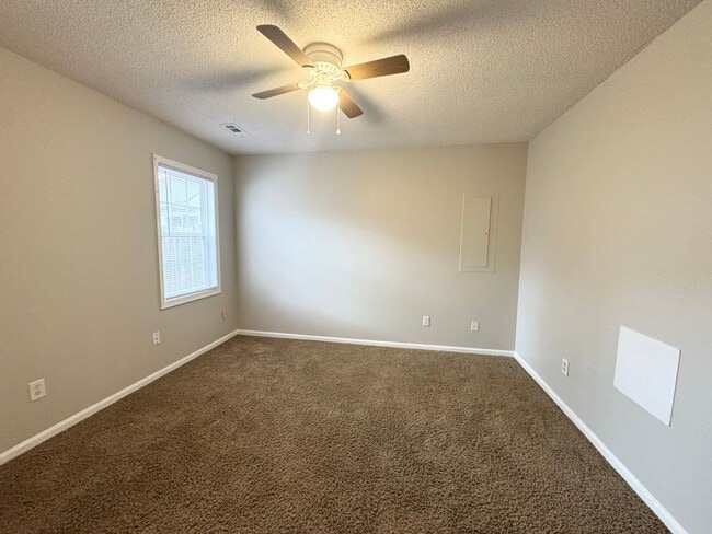 Building Photo - 203 Oakwood Ln