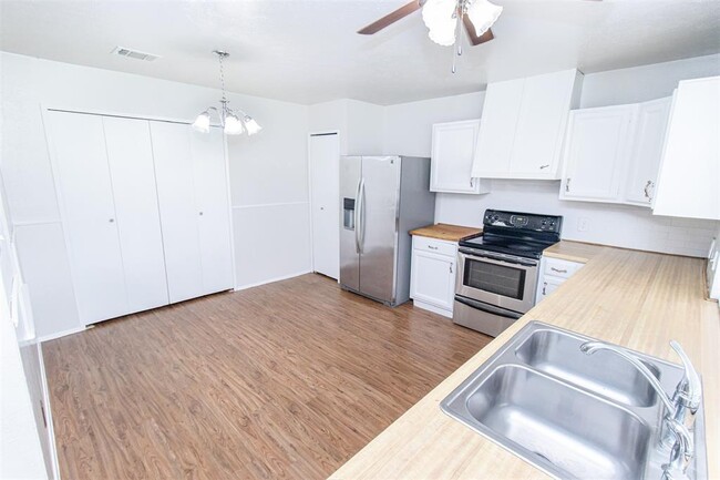 Building Photo - 14226 Morinscott Dr