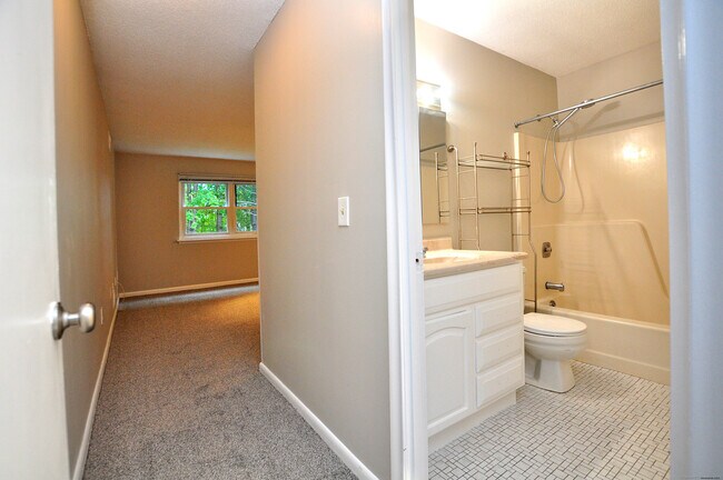 Building Photo - 710 Twin Circle Dr