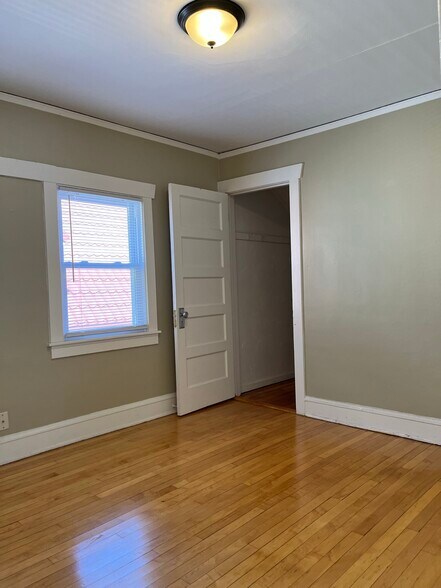 Building Photo - 3033 S Clement Ave