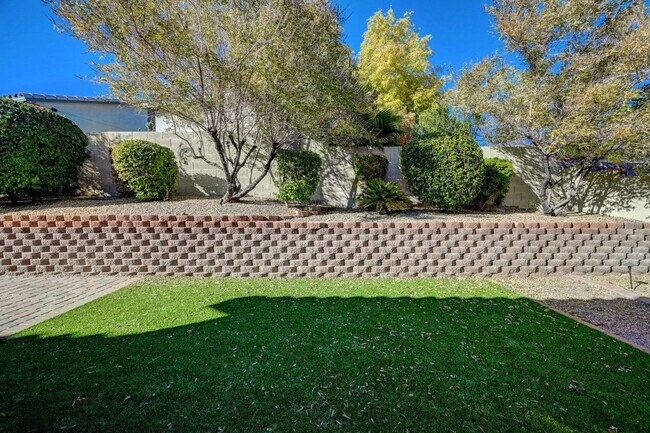 Building Photo - Marvelous Single Story, 3 Bedroom Home with NO HOA!