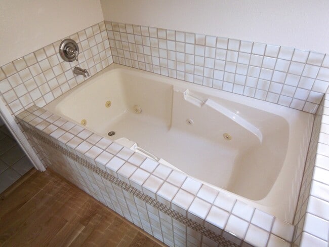 Building Photo - Charming 3Br/2Ba Single Story House W/3 Ca...