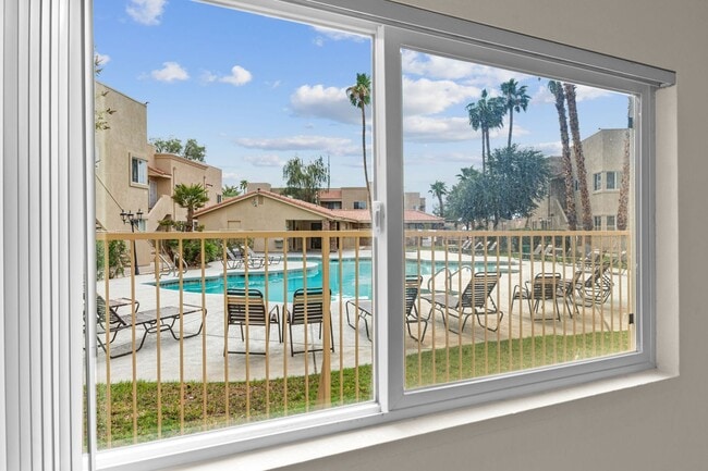 Building Photo - Spacious Ground-Level 2-Bedroom Condo Near...