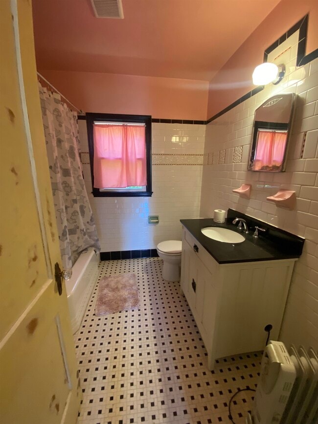 Building Photo - 1018 Central St